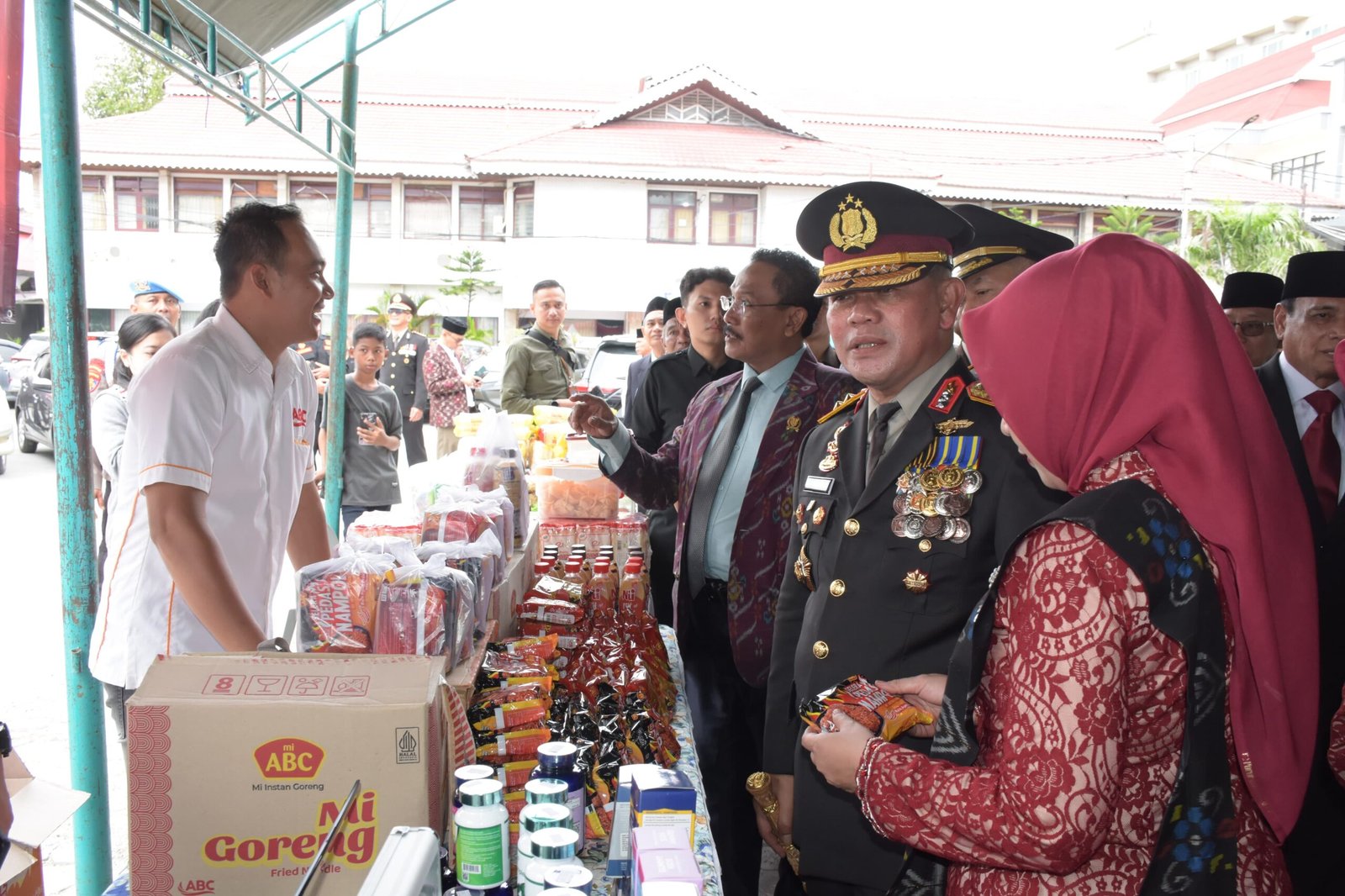 Berbagi Kebahagiaan Hari Bhayangkara ke-78 Polda Sulteng gelar Bazar Sembako Murah dan UMKM