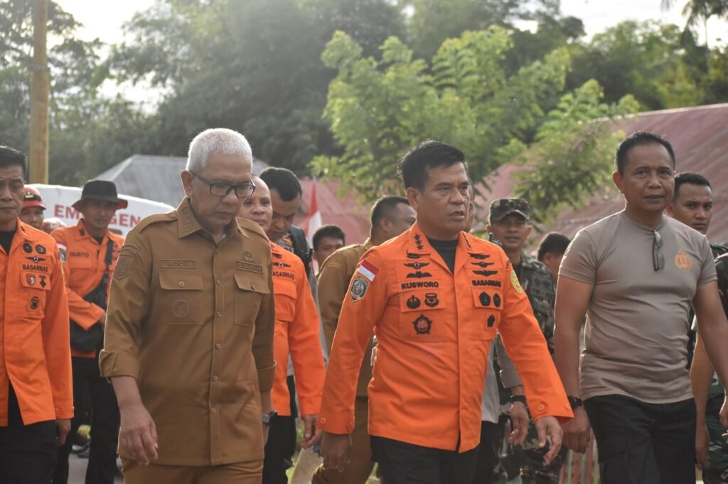 Portal Berita Indonesia dan Dunia Terkini Hari Ini, Update Harian Terbaru, Terlengkap, Tajam, Aktual dan Berimbang. Evakuasi Longsor Tambang Tulobalo: Basarnas Terus Berjuang di Tengah Cuaca Ekstrem - Teropong Rakyat
