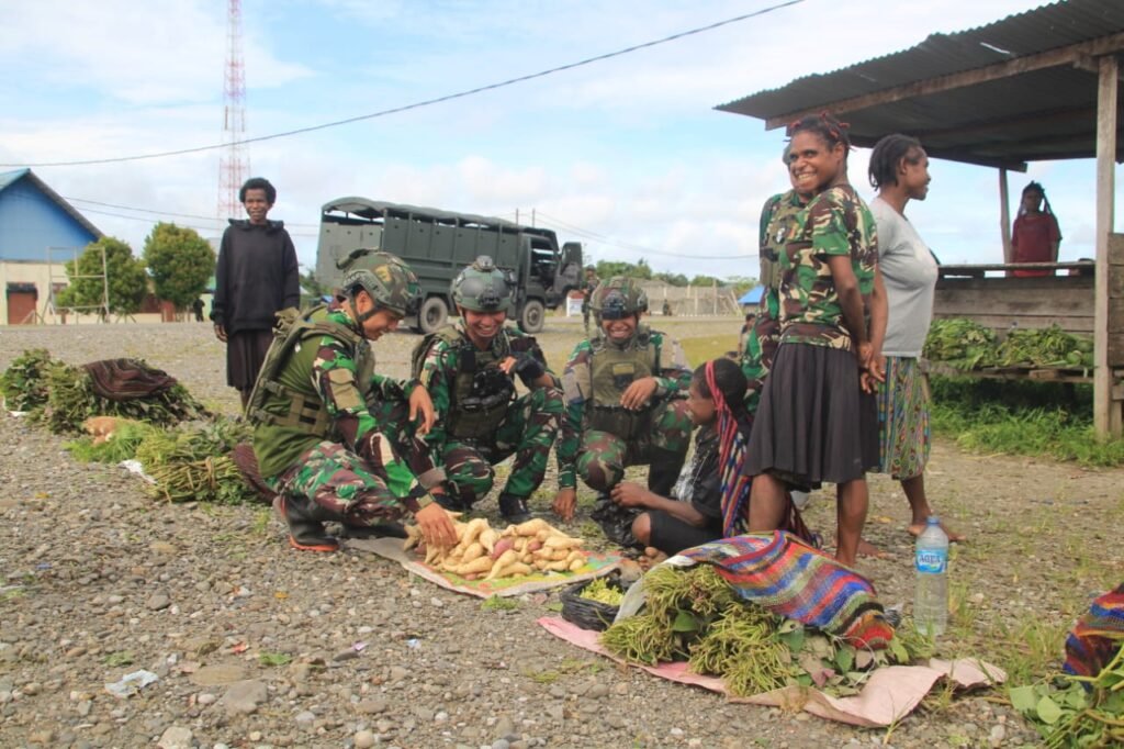 Portal Berita Indonesia dan Dunia Terkini Hari Ini, Update Harian Terbaru, Terlengkap, Tajam, Aktual dan Berimbang. Rosita Satgas TNI Bangkitkan Semangat Pedagang Pasar Keyabi - Teropong Rakyat