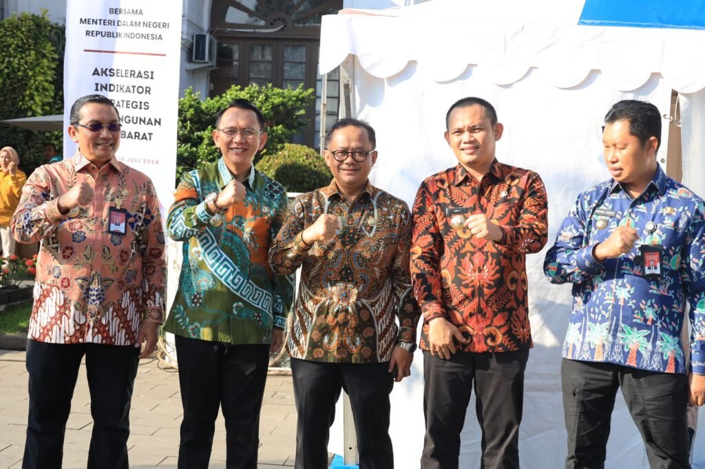 Portal Berita Indonesia dan Dunia Terkini Hari Ini, Update Harian Terbaru, Terlengkap, Tajam, Aktual dan Berimbang. Pemkab Bekasi Serahkan Aset Wilayah Layanan Perumda Tirta Bhagasasi Kepada Pemkot Bekasi - Teropong Rakyat