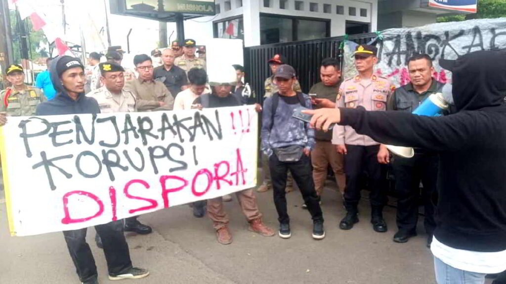 Portal Berita Indonesia dan Dunia Terkini Hari Ini, Update Harian Terbaru, Terlengkap, Tajam, Aktual dan Berimbang. “Gerakan Pemuda Indonesia (GPI) Gelar Unjuk Rasa, Desak APH Tangkap Mantan Kadispora Kota Bekasi” - Teropong Rakyat
