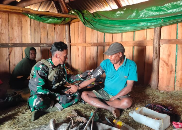 Warga Agiyome Sambut Gembira Pelayanan Kesehatan dan Pembagian Sembako Satgas TNI - TeropongRakyat.co