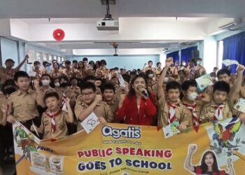 Priska Sahanaya Bersama AGATIS Memberikan Training Public Speaking di SD Santo Yakobus - TeropongRakyat.co