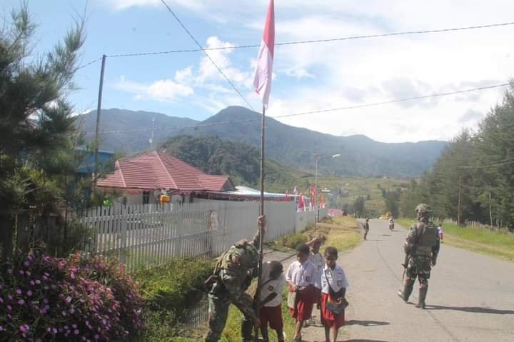 Dalam Rangka Merayakan HUT RI ke 79, Satgas Yonif 323 Kibarkan Merah Putih di Pedalaman Papua  - TeropongRakyat.co