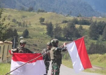 Dalam Rangka Merayakan HUT RI ke 79, Satgas Yonif 323 Kibarkan Merah Putih di Pedalaman Papua  - TeropongRakyat.co