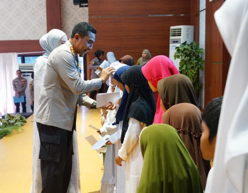 Jumat Berkah, Polres Metro Bekasi Kota Berikan Santunan Kepada Anak Yatim dan Piatu - Teropong Rakyat
