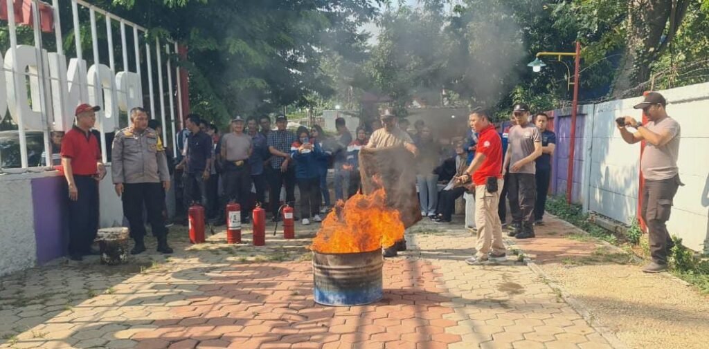 Bhabinkamtibmas Polsek Medan Satria Ikuti Simulasi dan Pelatihan Penggunaan APAR di Taman Pondok Ungu - Teropong Rakyat
