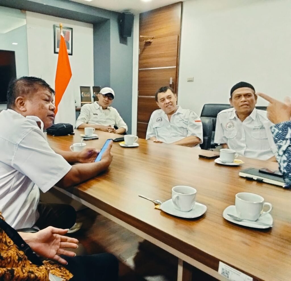 Portal Berita Indonesia dan Dunia Terkini Hari Ini, Update Harian Terbaru, Terlengkap, Tajam, Aktual dan Berimbang. HPPII Bertandang Ke Ketua Satgas Pemberantasan Barang Ilegal Buntut Issue Razia Pedagang Ritel & Mall Tak Kunjung Usai - Teropong Rakyat