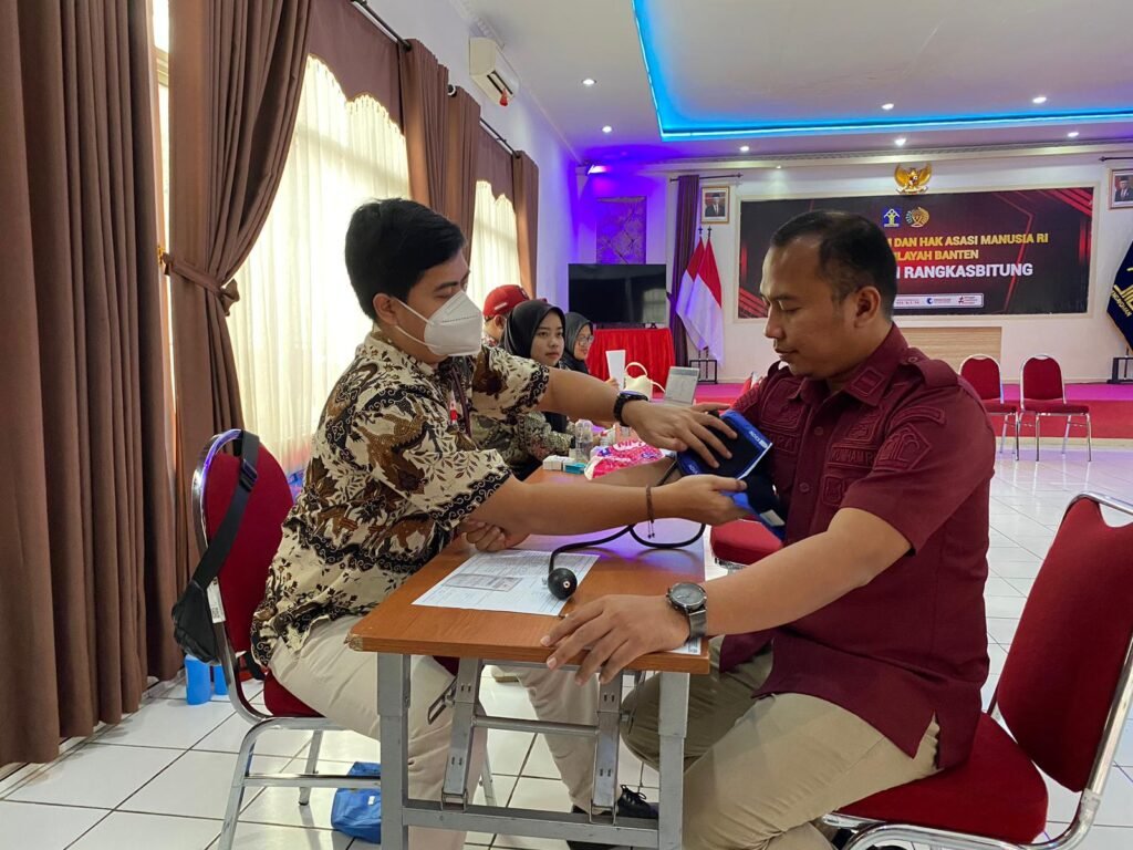 Portal Berita Indonesia dan Dunia Terkini Hari Ini, Update Harian Terbaru, Terlengkap, Tajam, Aktual dan Berimbang. Sambut Hari Pengayoman, Petugas Lapas Rangkasbitung Donor Darah Bersama - Teropong Rakyat