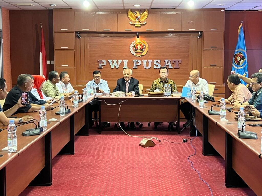 Portal Berita Indonesia dan Dunia Terkini Hari Ini, Update Harian Terbaru, Terlengkap, Tajam, Aktual dan Berimbang. Penguatan LKBPH PWI Pusat: OC Kaligis dan Ronny Sompie Jadi Penasihat - Teropong Rakyat