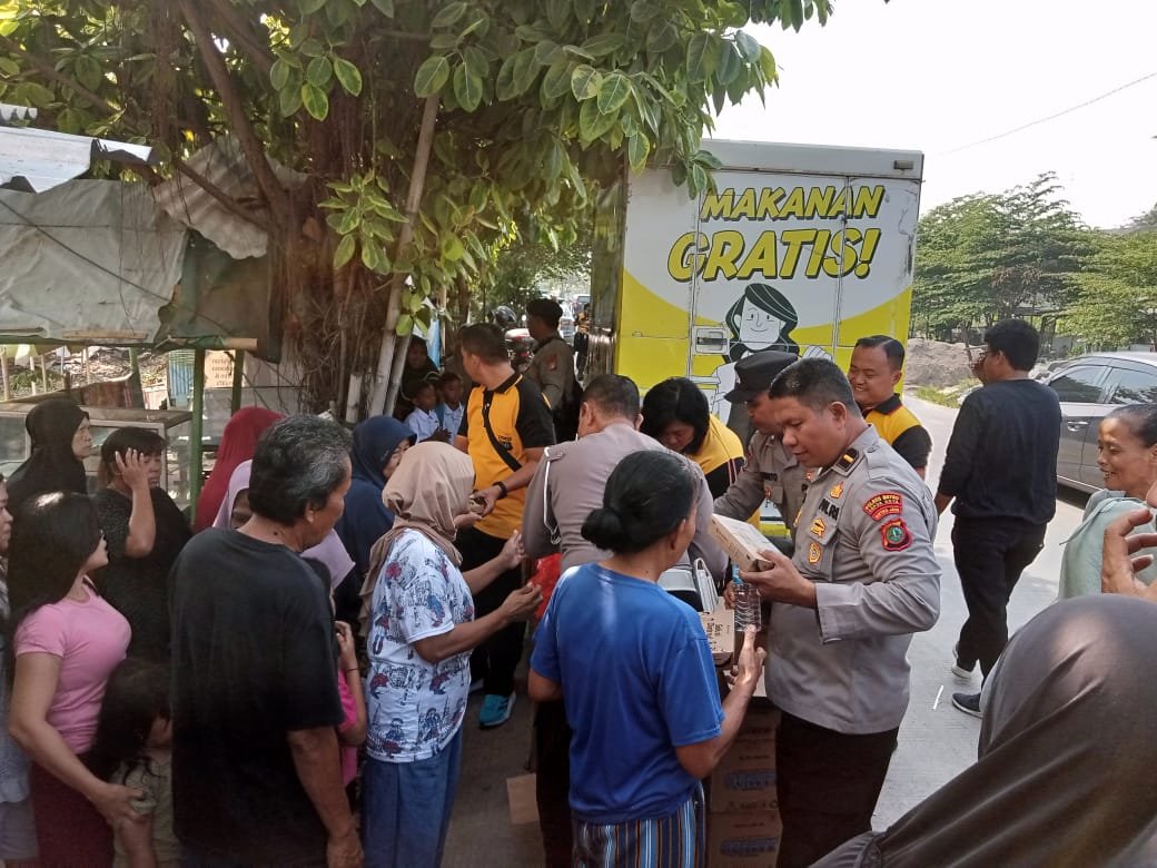 Polsek Bekasi Utara Bagikan Ratusan Nasi Box Untuk Warga Sekitar yang Membutuhkan