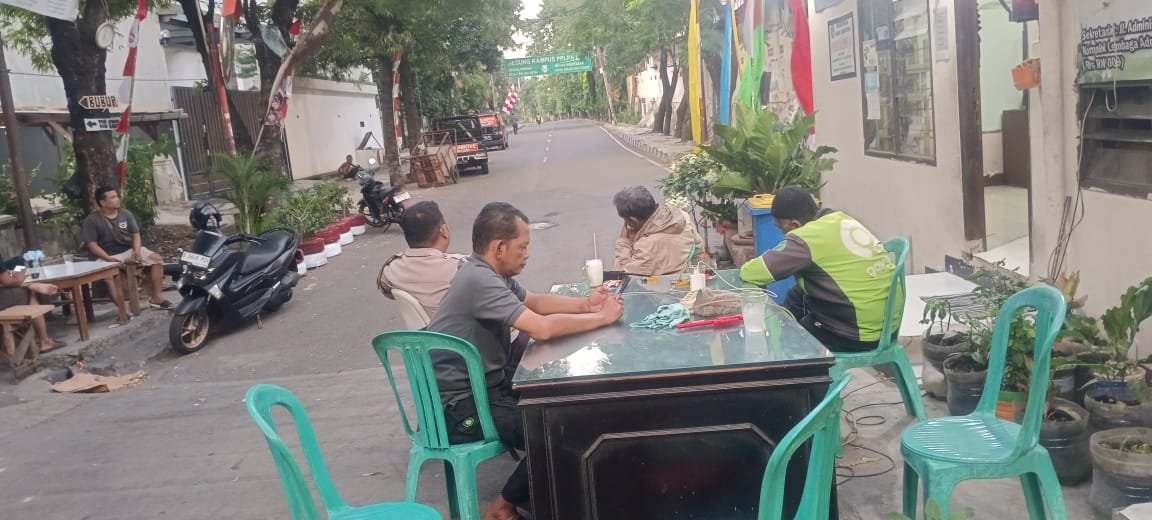 Bhabinkamtibmas Kelurahan Petamburan Patroli Dialogis Bersama FKDM Dan Pokdarkamtibmas Singgahi Pos RW 09 - Teropongrakyat.co