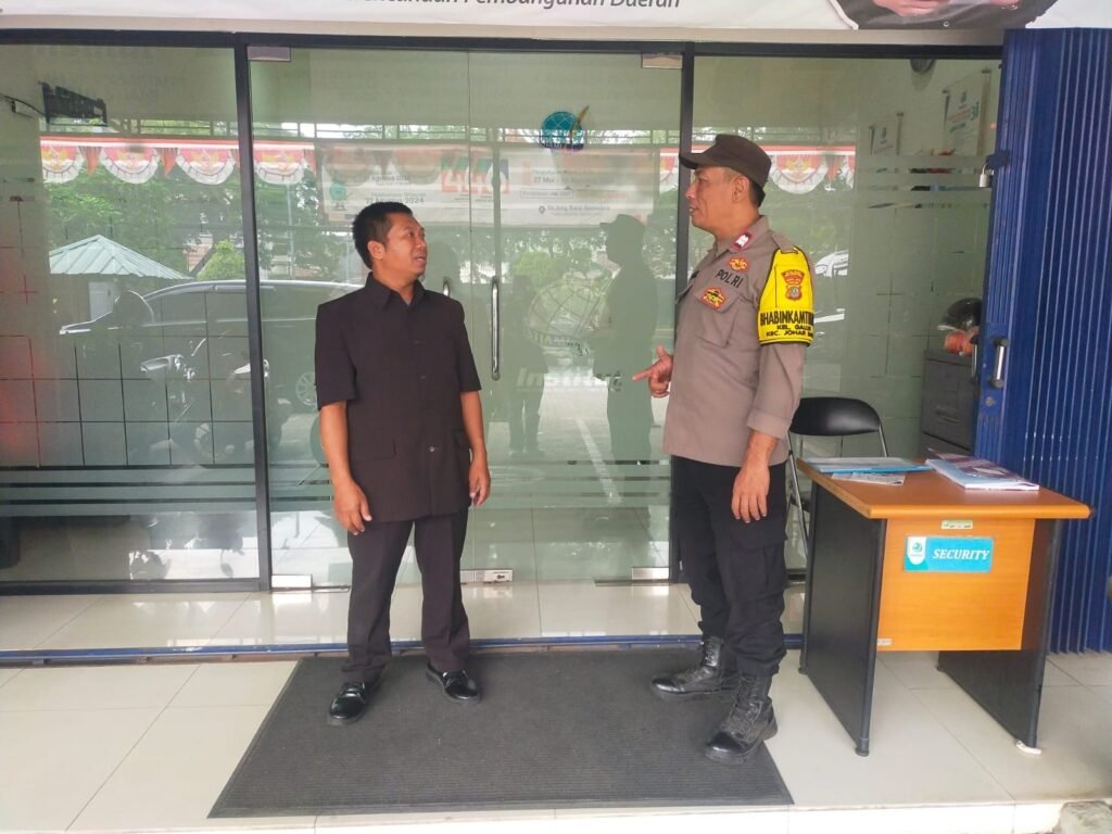 Patroli Dialogis Bhabinkamtibmas Kelurahan Galur Imbau Petugas Security Kampus STIAMI - Teropong Rakyat