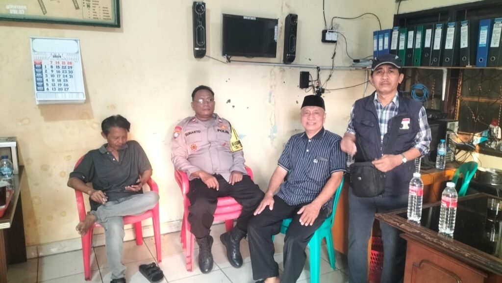Portal Berita Indonesia dan Dunia Terkini Hari Ini, Update Harian Terbaru, Terlengkap, Tajam, Aktual dan Berimbang. Bhabinkamtibmas Johar Baru Sambang Dialogis Ke Pos RW 06 Kelurahan Johar Baru - Teropong Rakyat