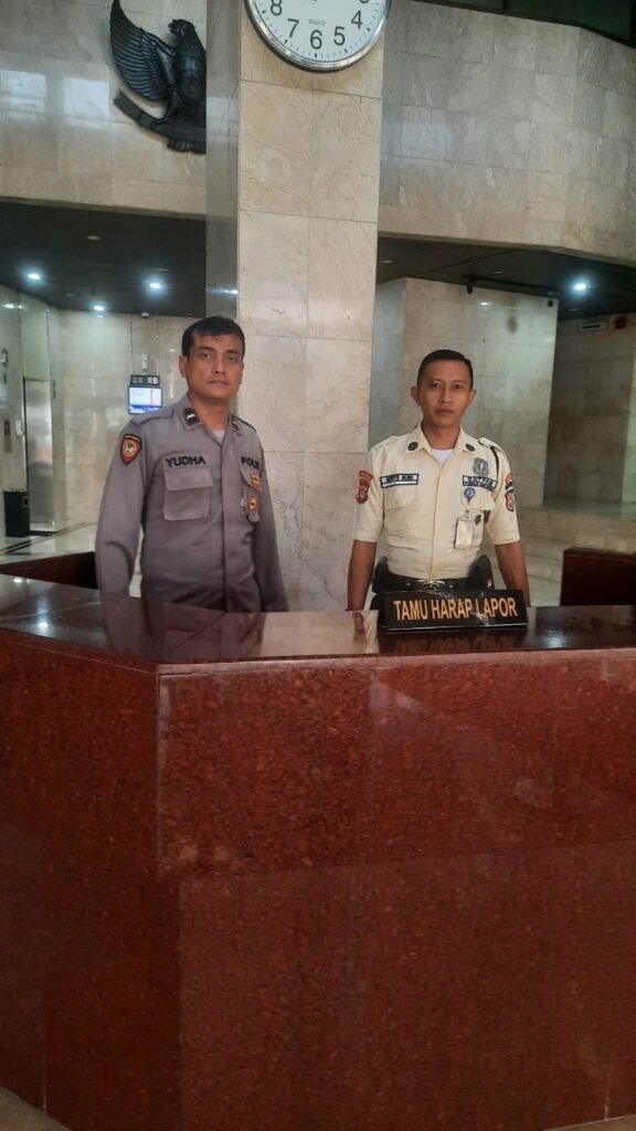 Patroli 1053 Polsek Metro Tanah Abang Patroli Pagi Hari Dan Sambangi Petugas Keamanan Gedung Panin Bank - Teropong Rakyat