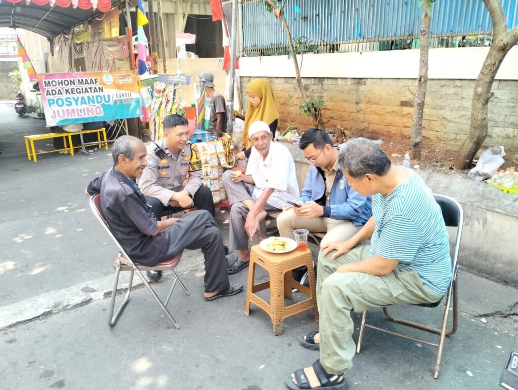 Portal Berita Indonesia dan Dunia Terkini Hari Ini, Update Harian Terbaru, Terlengkap, Tajam, Aktual dan Berimbang. Aiptu Suhartono Sambang Tokoh Masyarakat Sampaikan Imbauan Kamtibmas - Teropong Rakyat