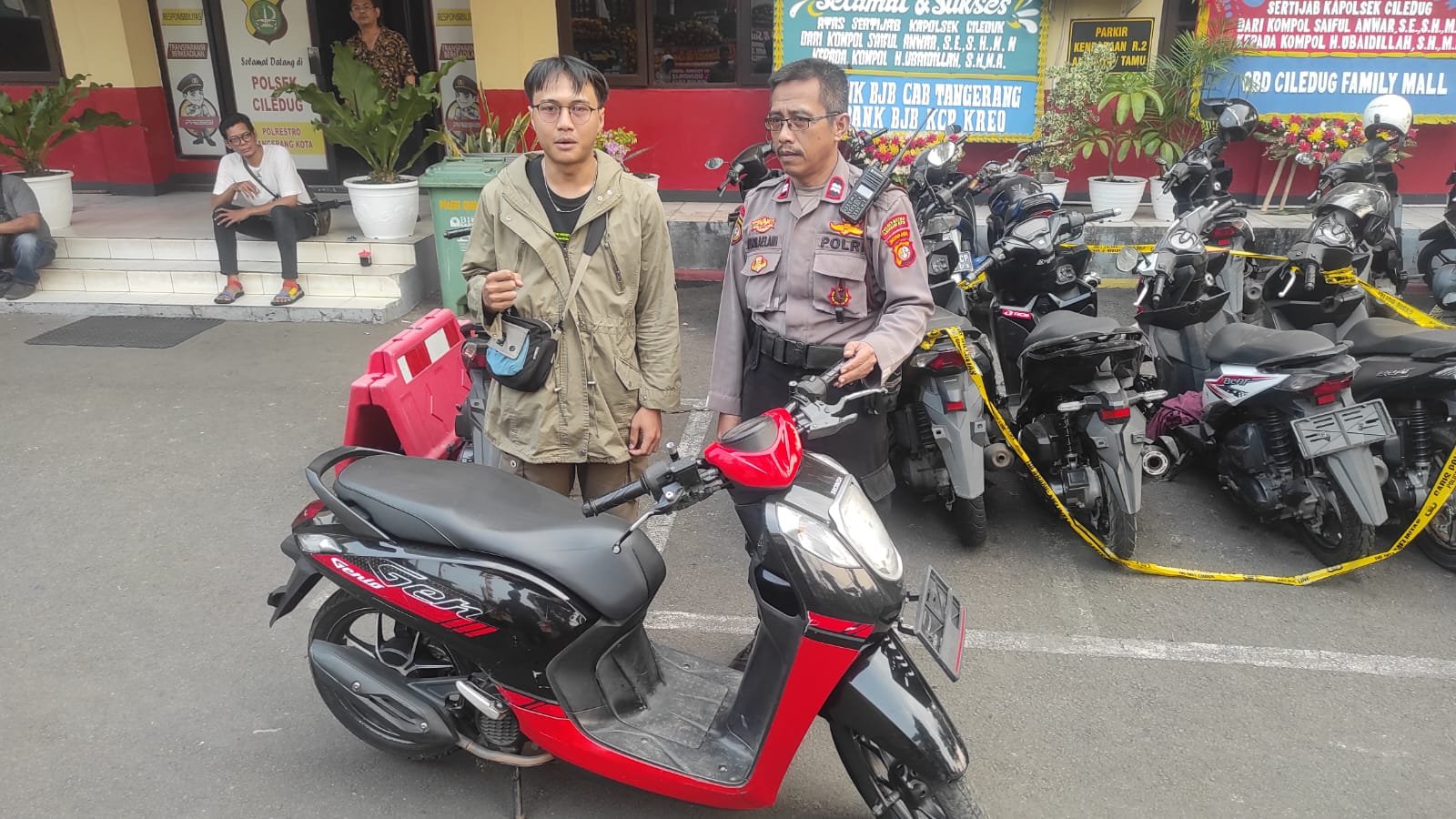 Unit Reskrim Polsek Ciledug Mengembalikan Sepeda Motor Yang Telah Hilang Kepada Pelapor - Teropongrakyat.co