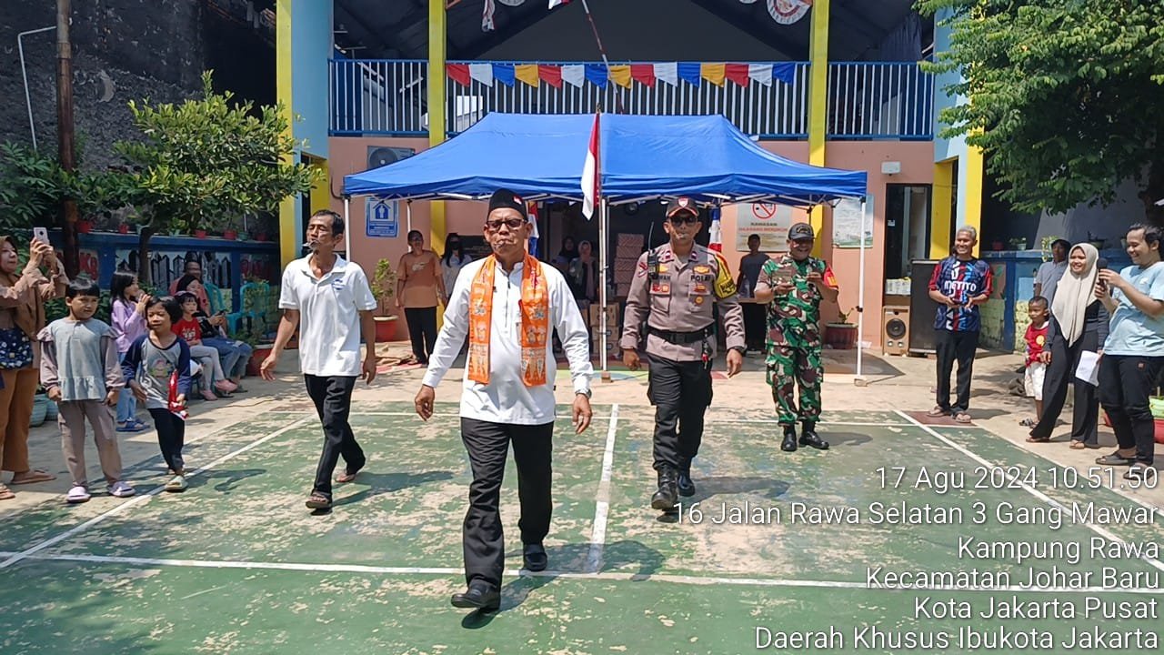 Aipda Ikhwan Mulyadi Bersama Tiga Pilar Monitoring Kegiatan Masyarakat Lomba Memeriahkan HUT RI Ke-79 di Wilayah RW 04 Kampung Rawa. - Teropongrakyat.co