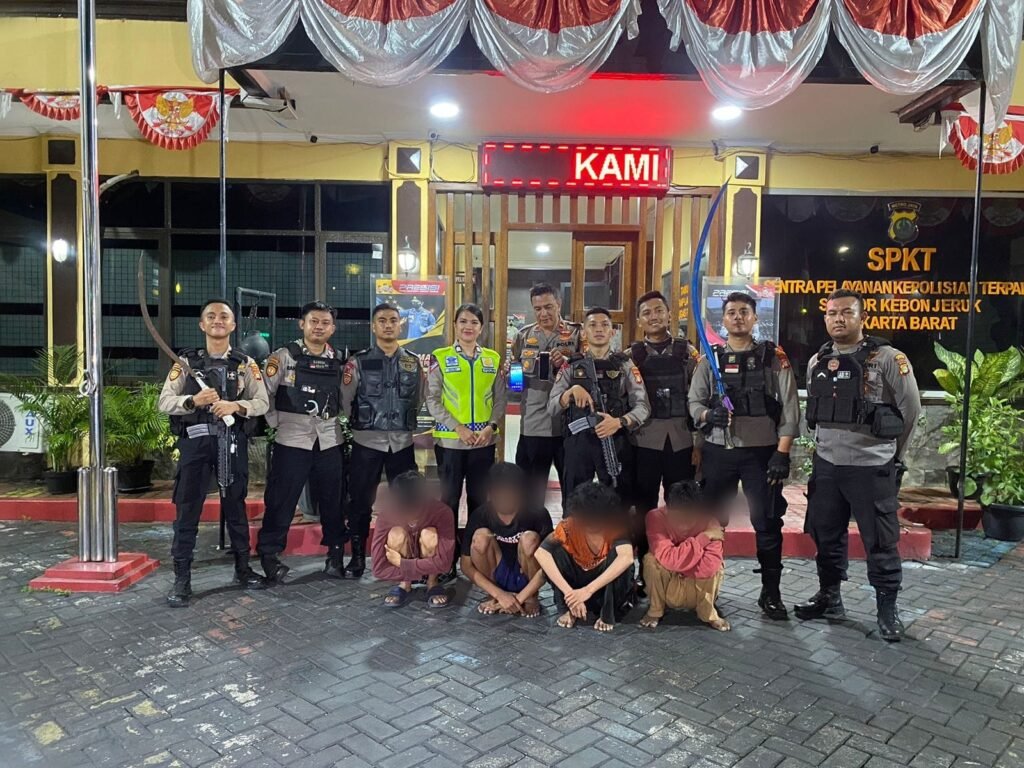 Portal Berita Indonesia dan Dunia Terkini Hari Ini, Update Harian Terbaru, Terlengkap, Tajam, Aktual dan Berimbang. Polisi Gagalkan Tawuran di Kedoya Selatan, 4 Remaja dan 2 Celurit Diamankan - Teropong Rakyat