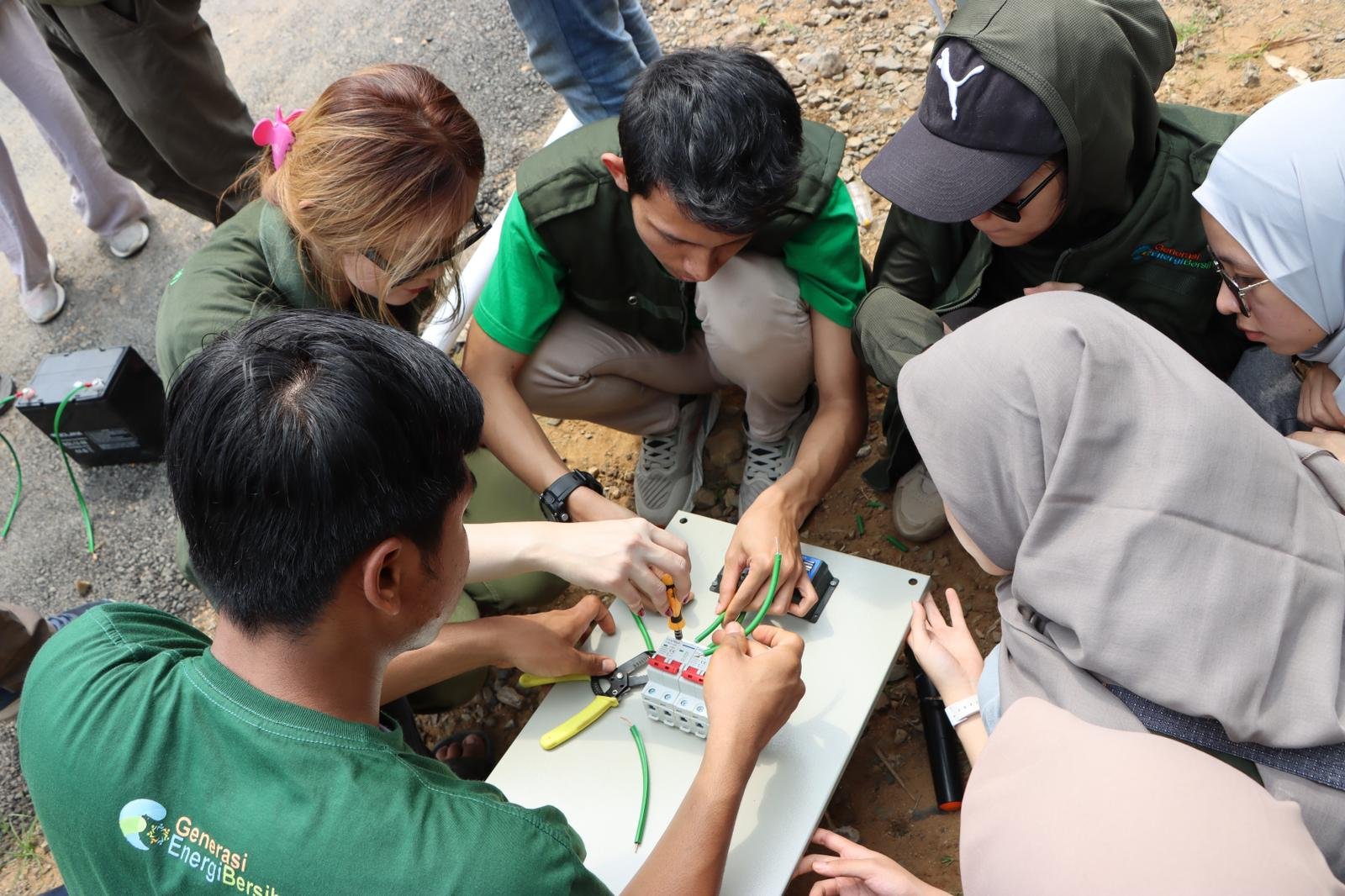 Dengan Support IESR dan JK International, Generasi Energy Bersih (Gen-B) Lakukan Installasi Lampu PJU Tenaga Surya di Kawasan Wisata Bogor - Teropongrakyat.co