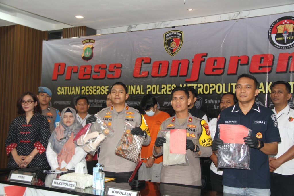 Portal Berita Indonesia dan Dunia Terkini Hari Ini, Update Harian Terbaru, Terlengkap, Tajam, Aktual dan Berimbang. Kesal Tak Diajak Selfie, Motif Pria Aniaya Kekasih di Lift Hotel Cengkareng - Teropong Rakyat