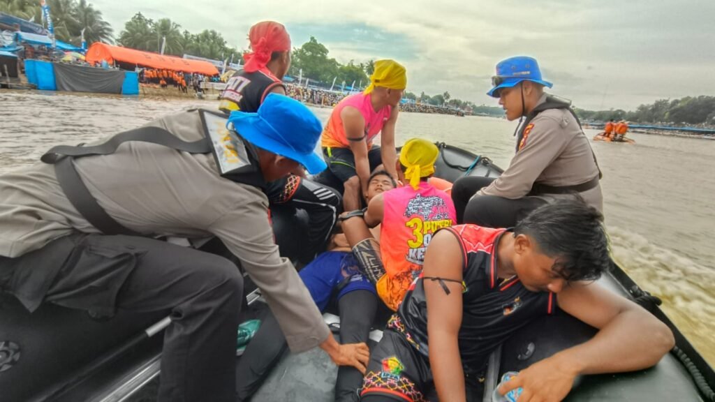 Portal Berita Indonesia dan Dunia Terkini Hari Ini, Update Harian Terbaru, Terlengkap, Tajam, Aktual dan Berimbang. Kapolres Kuansing Hadiri Hari Ketiga Event Nasional Pacu Jalur Tradisional 2024 di Teluk Kuantan - Teropong Rakyat