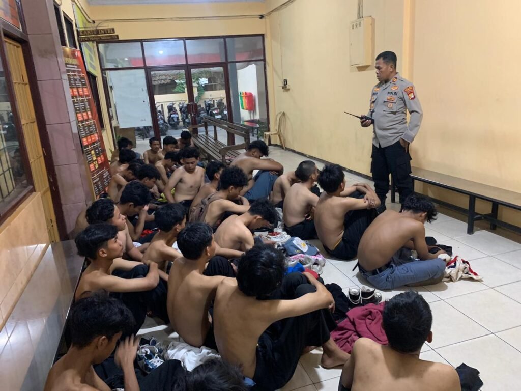 Portal Berita Indonesia dan Dunia Terkini Hari Ini, Update Harian Terbaru, Terlengkap, Tajam, Aktual dan Berimbang. Polisi Amankan Puluhan Pelajar dalam penyekatan massa demo yang mengarah ke DPR/MPR RI di Cakung - Teropong Rakyat