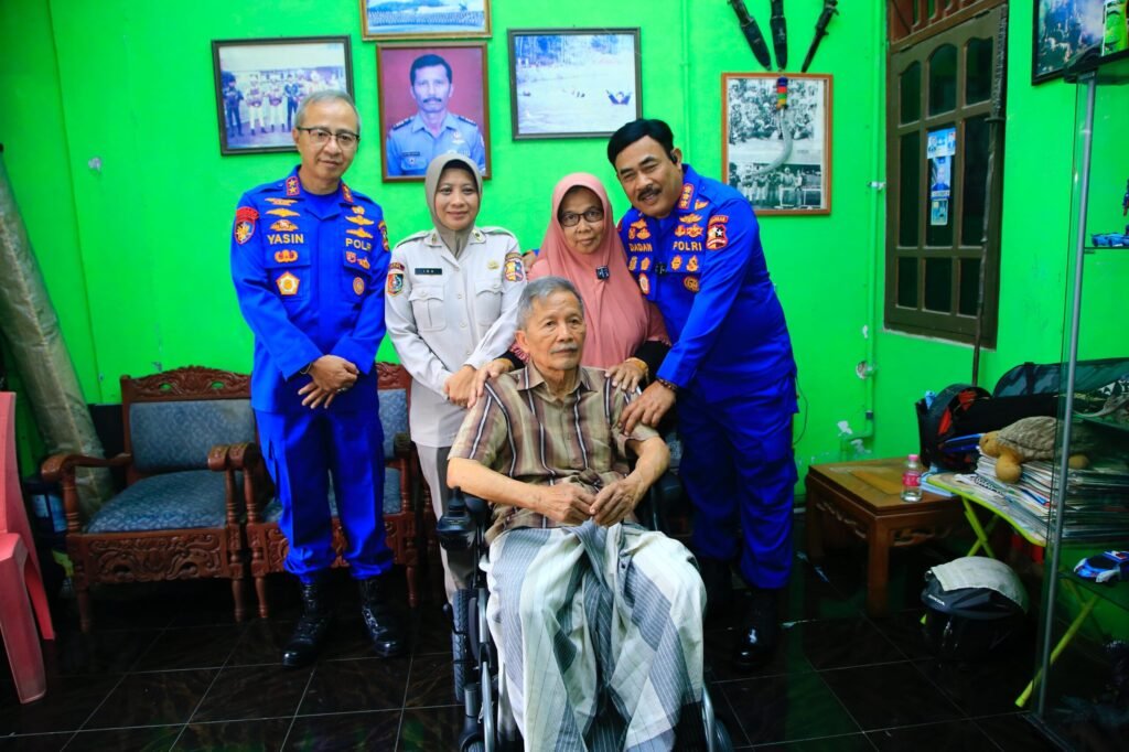 Portal Berita Indonesia dan Dunia Terkini Hari Ini, Update Harian Terbaru, Terlengkap, Tajam, Aktual dan Berimbang. Kado Alumni Akpol 91 Bhara Daksa dalam Rangka 33 Tahun Pengabdian ke Pengasuh saat Taruna - Teropong Rakyat