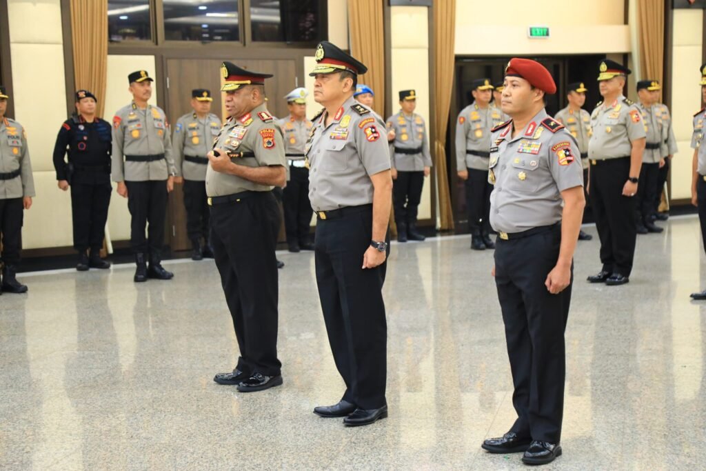 Portal Berita Indonesia dan Dunia Terkini Hari Ini, Update Harian Terbaru, Terlengkap, Tajam, Aktual dan Berimbang. Kapolri Naikkan Pangkat 12 Pati Polri, Kapolda Papua Mathius Fakhiri Jadi Komjen - Teropong Rakyat