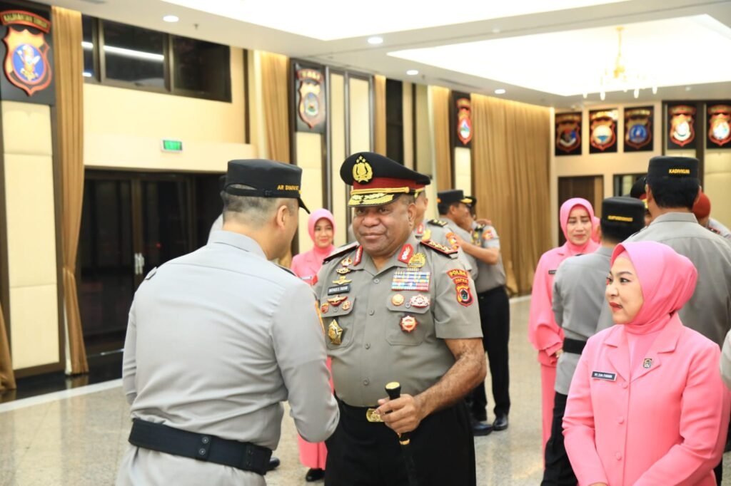 Portal Berita Indonesia dan Dunia Terkini Hari Ini, Update Harian Terbaru, Terlengkap, Tajam, Aktual dan Berimbang. Sederet Prestasi Kapolda Papua Mathius D Fakhiri hingga Dapat Kenaikan Pangkat Jadi Komjen - Teropong Rakyat
