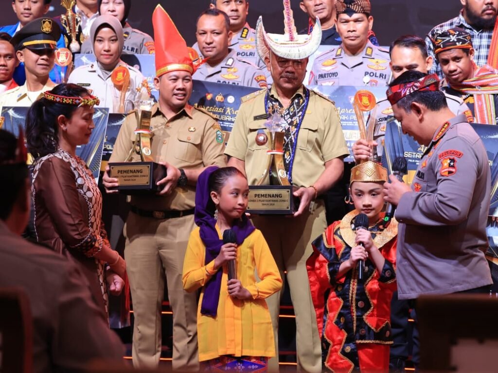 Kapolri dan Ketua Bhayangkari Sapa Dua Anak Pemenang Lomba Setapak Perubahan - Teropong Rakyat