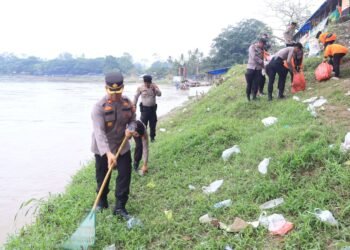 Polres Kuansing Gelar Kegiatan Bersih-Bersih Sungai di Arena Pacu Jalur Tepian Narosa - TeropongRakyat.co