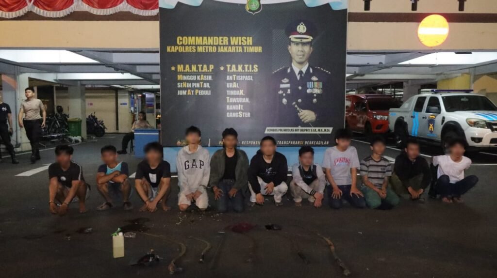 Portal Berita Indonesia dan Dunia Terkini Hari Ini, Update Harian Terbaru, Terlengkap, Tajam, Aktual dan Berimbang. Tim TP3 Jaktim gagalkan aksi tawuran dan amankan belasan orang berikut senjata tajam - Teropong Rakyat