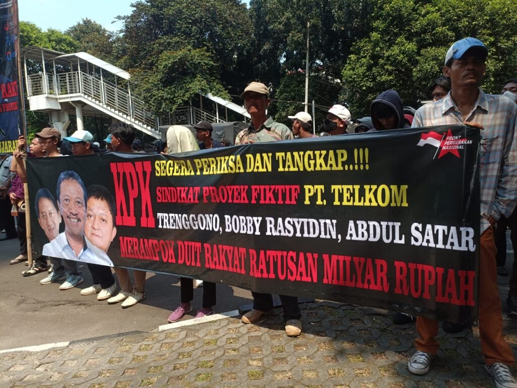 Portal Berita Indonesia dan Dunia Terkini Hari Ini, Update Harian Terbaru, Terlengkap, Tajam, Aktual dan Berimbang. Ratusan Aksi Massa Desak KPK Tangkap dan Penjarakan Sakti Wahyu Trenggono - Teropong Rakyat