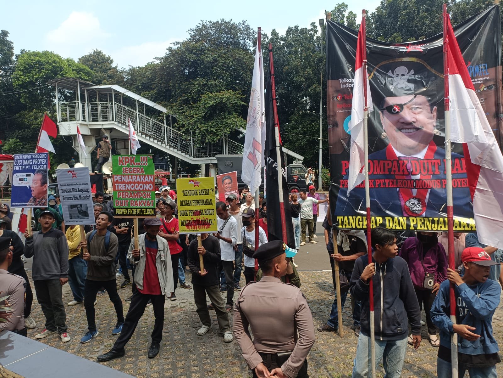 Ratusan Aksi Massa Desak KPK Tangkap dan Penjarakan Sakti Wahyu Trenggono - Teropongrakyat.co