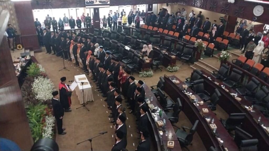 Portal Berita Indonesia dan Dunia Terkini Hari Ini, Update Harian Terbaru, Terlengkap, Tajam, Aktual dan Berimbang. Resmi Dilantik, Kota Bekasi Bersiap untuk Era Baru Kepemimpinan DPRD - Teropong Rakyat