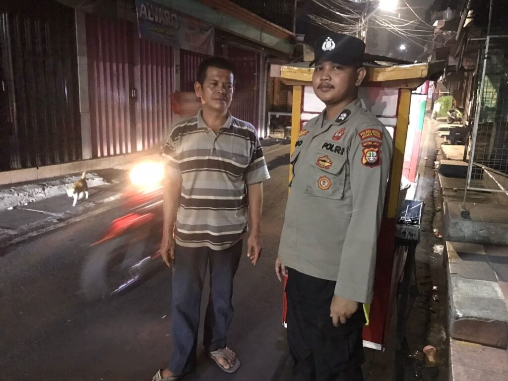Portal Berita Indonesia dan Dunia Terkini Hari Ini, Update Harian Terbaru, Terlengkap, Tajam, Aktual dan Berimbang. Unit Patroli Polsek Johar Baru Briptu Argo Ryantama Patroli Dialogis Pagi Hari Berikan Imbauan Kepada Warga - Teropong Rakyat