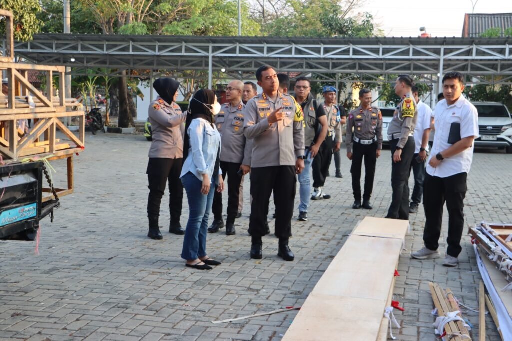 Portal Berita Indonesia dan Dunia Terkini Hari Ini, Update Harian Terbaru, Terlengkap, Tajam, Aktual dan Berimbang. Kapolrestro Bekasi Tinjau Kesiapan Pengamanan Pendaftaran Calon Bupati dan Wakil Bupati - Teropong Rakyat