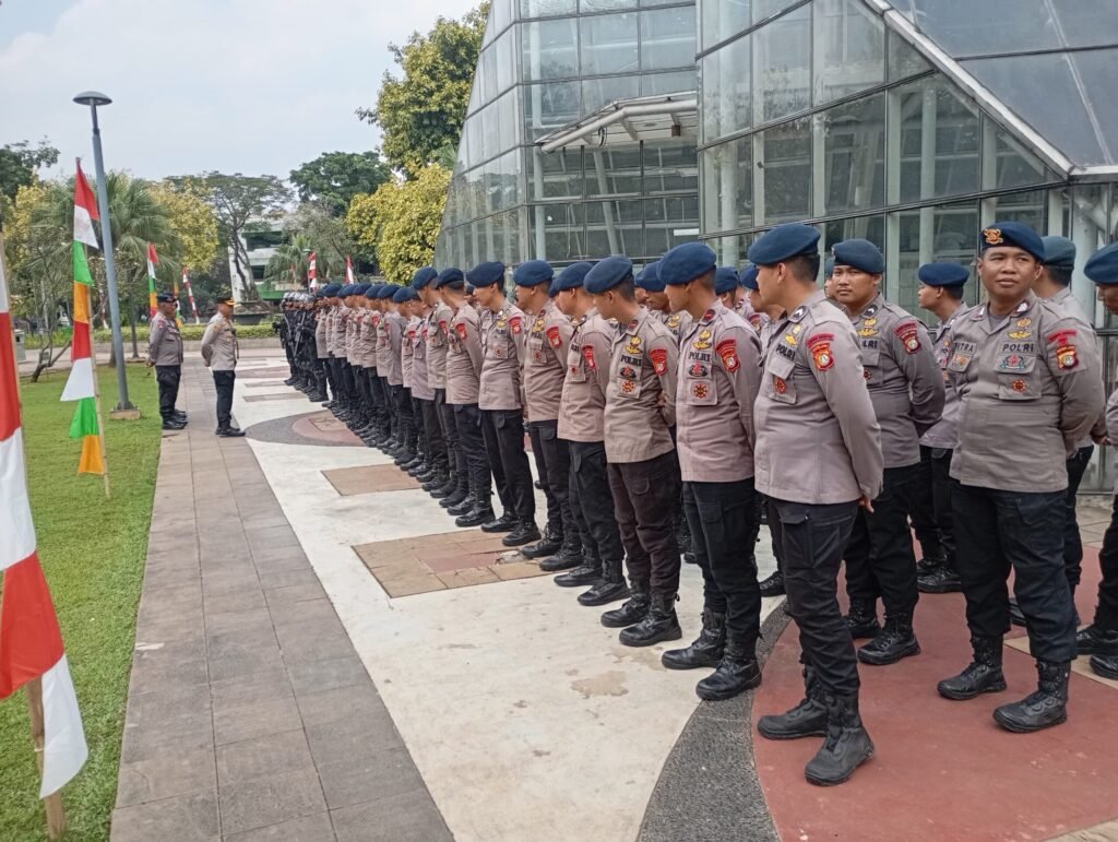 Portal Berita Indonesia dan Dunia Terkini Hari Ini, Update Harian Terbaru, Terlengkap, Tajam, Aktual dan Berimbang. Apel Kesiapan Pengamanan Rencana Aksi Unjuk Rasa oleh BEM SI Di Gedung KPU Menteng Jakarta Pusat - Teropong Rakyat