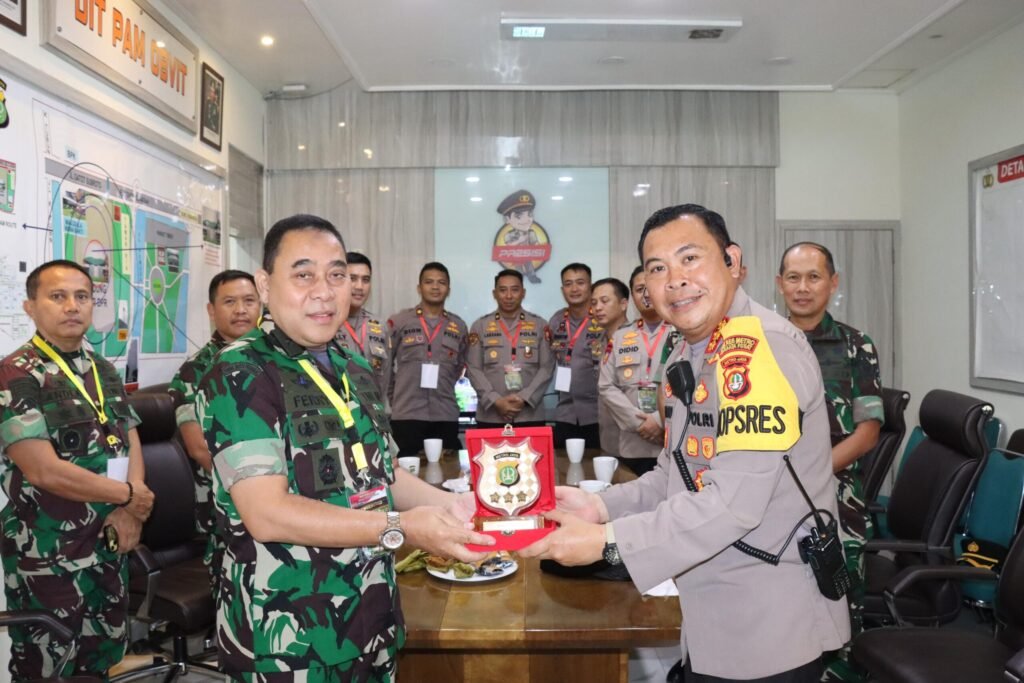 Portal Berita Indonesia dan Dunia Terkini Hari Ini, Update Harian Terbaru, Terlengkap, Tajam, Aktual dan Berimbang. Kapolres Metro Jakarta Pusat Menerima KKL (Kuliah Kerja Lapangan) Pasis Dikreg LXIV SeskoAD Tahun 2024, Polda Metro Jaya. Di Wilayah Jakarta Pusat - Teropong Rakyat