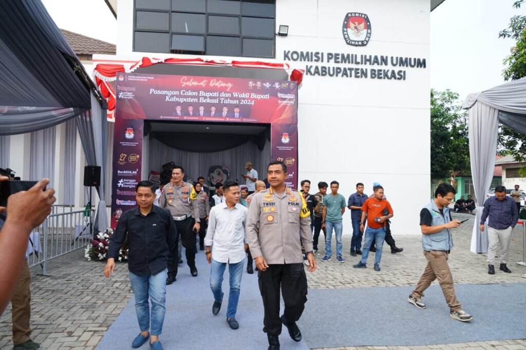 Kunjungi Kantor KPU Kabupaten Bekasi, Kapolres Metro Bekasi Pastikan Pilkada Aman dan Damai - Teropong Rakyat