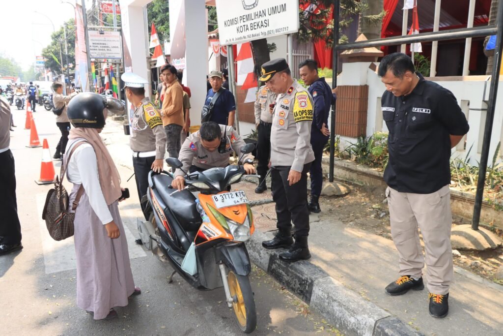 Portal Berita Indonesia dan Dunia Terkini Hari Ini, Update Harian Terbaru, Terlengkap, Tajam, Aktual dan Berimbang. Aksi Heroik Bripka Wahyu, Dorong Motor Mogok di Jalan H. Juanda - Teropong Rakyat