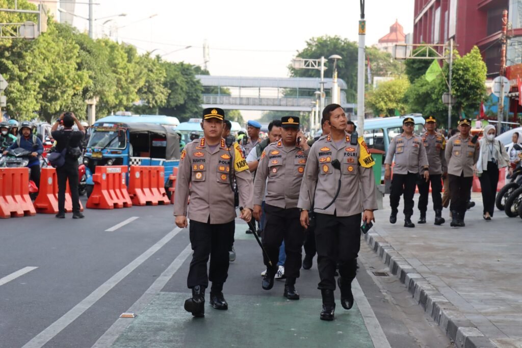 Portal Berita Indonesia dan Dunia Terkini Hari Ini, Update Harian Terbaru, Terlengkap, Tajam, Aktual dan Berimbang. 1.291 Personil Polri, Siap Amankan Pendaftaran Paslon Gubernur dan Wagub DKI Jakarta di KPU Provinsi DKI Jakarta - Teropong Rakyat