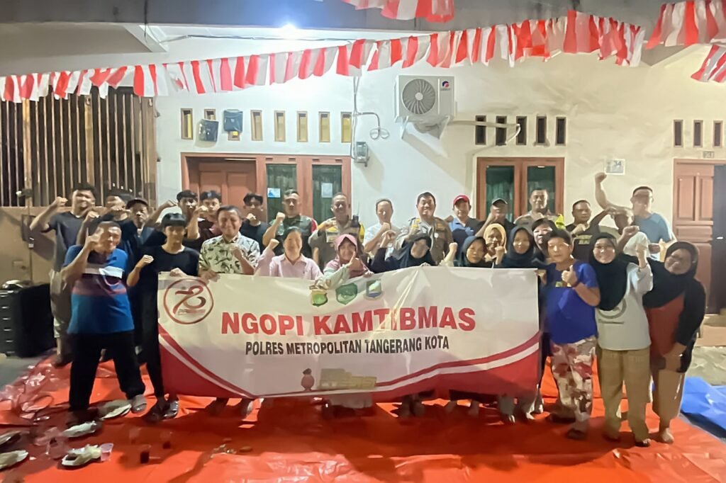 Portal Berita Indonesia dan Dunia Terkini Hari Ini, Update Harian Terbaru, Terlengkap, Tajam, Aktual dan Berimbang. Di Sela Kegiata Ngopi Kamtibmas, Kapolsek Tanggerang Ajak Warga Sukseskan Rangkaian Kegiatan Pilkada 2024 - Teropong Rakyat