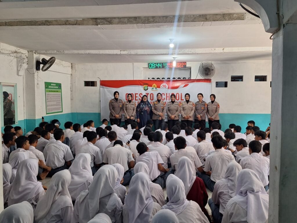 Portal Berita Indonesia dan Dunia Terkini Hari Ini, Update Harian Terbaru, Terlengkap, Tajam, Aktual dan Berimbang. Sambut HUT Polwan RI, Polwan Polres Metro Jakarta Timur gelar Polwan Goes To School - Teropong Rakyat
