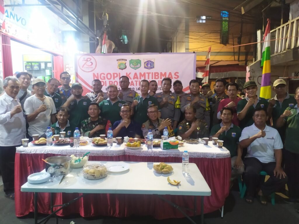 Portal Berita Indonesia dan Dunia Terkini Hari Ini, Update Harian Terbaru, Terlengkap, Tajam, Aktual dan Berimbang. Ngopi Kamtibmas Polsek Johar Baru Membangun Sinergitas Tiga Pilar Dan Warga - Teropong Rakyat