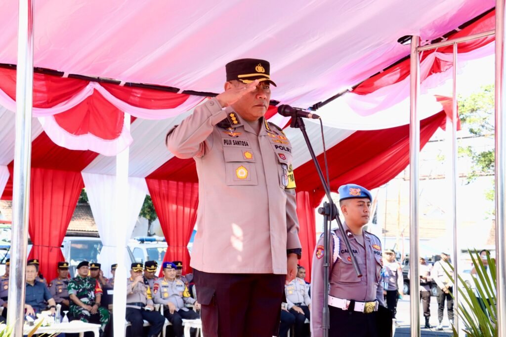 Karoops Polda Jatim Pimpin Apel Gelar Pasukan di Pelabuhan Ketapang Pastikan Kesiapan Pengamanan KTT IAF II 2024 dan HLF-MSP - Teropong Rakyat