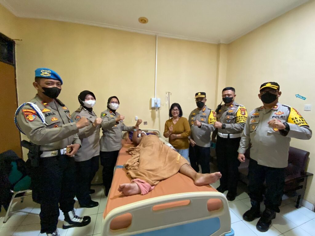 Kapolres Metro Jakarta Timur jenguk Anggota Brimob yang terluka karena tersiram air keras saat amankan tawuran di Bassura - Teropong Rakyat