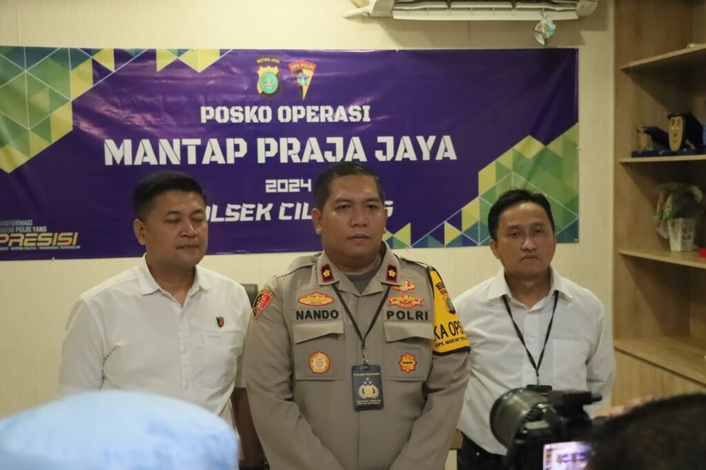 Portal Berita Indonesia dan Dunia Terkini Hari Ini, Update Harian Terbaru, Terlengkap, Tajam, Aktual dan Berimbang. Polisi Tangkap Bajing Loncat Viral di Jembatan Marunda - Teropong Rakyat