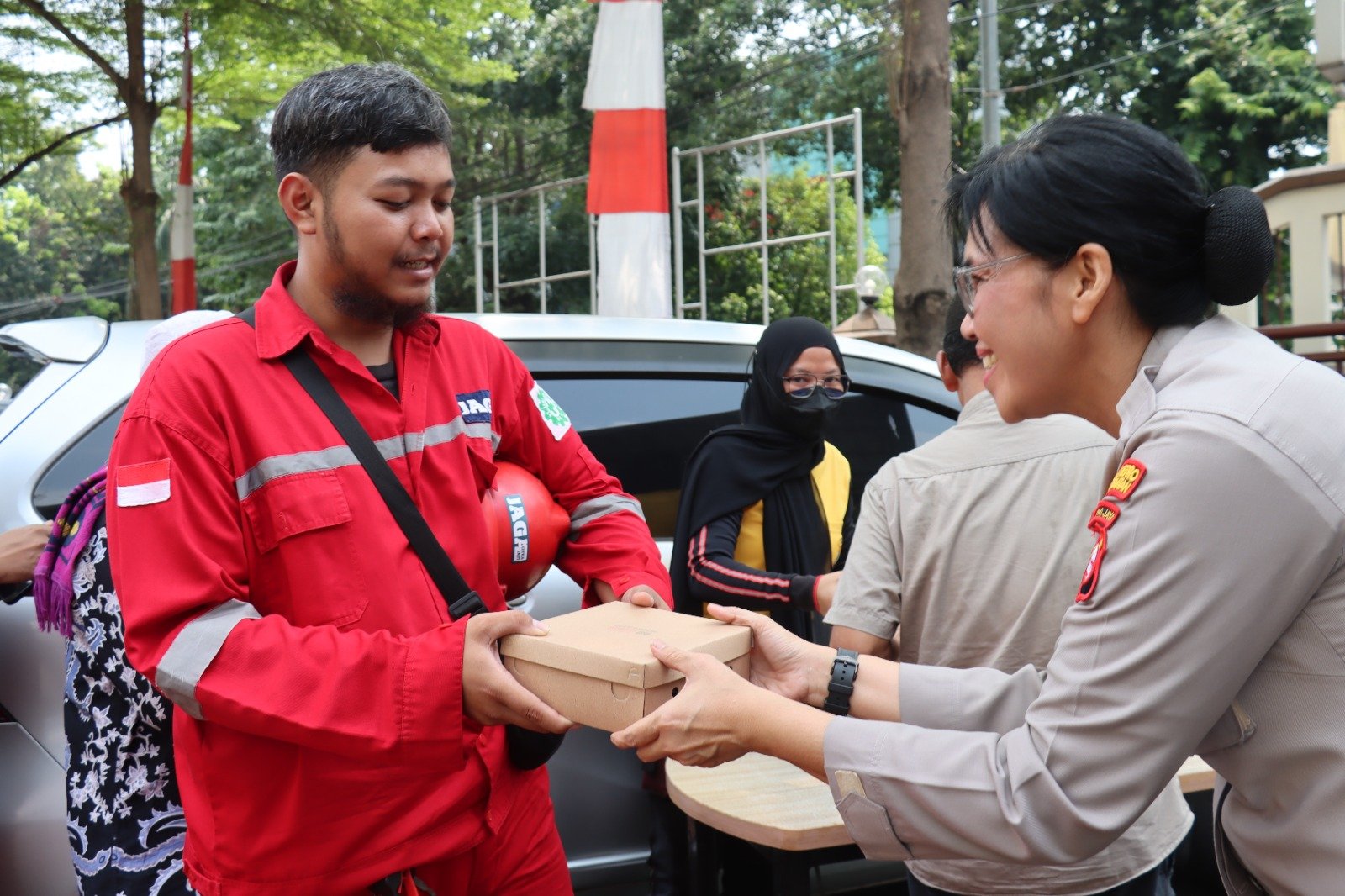 Polwan Polres Metro Jakarta Selatan Bagikan 400 Paket Makanan Siap Saji untuk Jemaah Sholat Jumat - TeropongRakyat.co